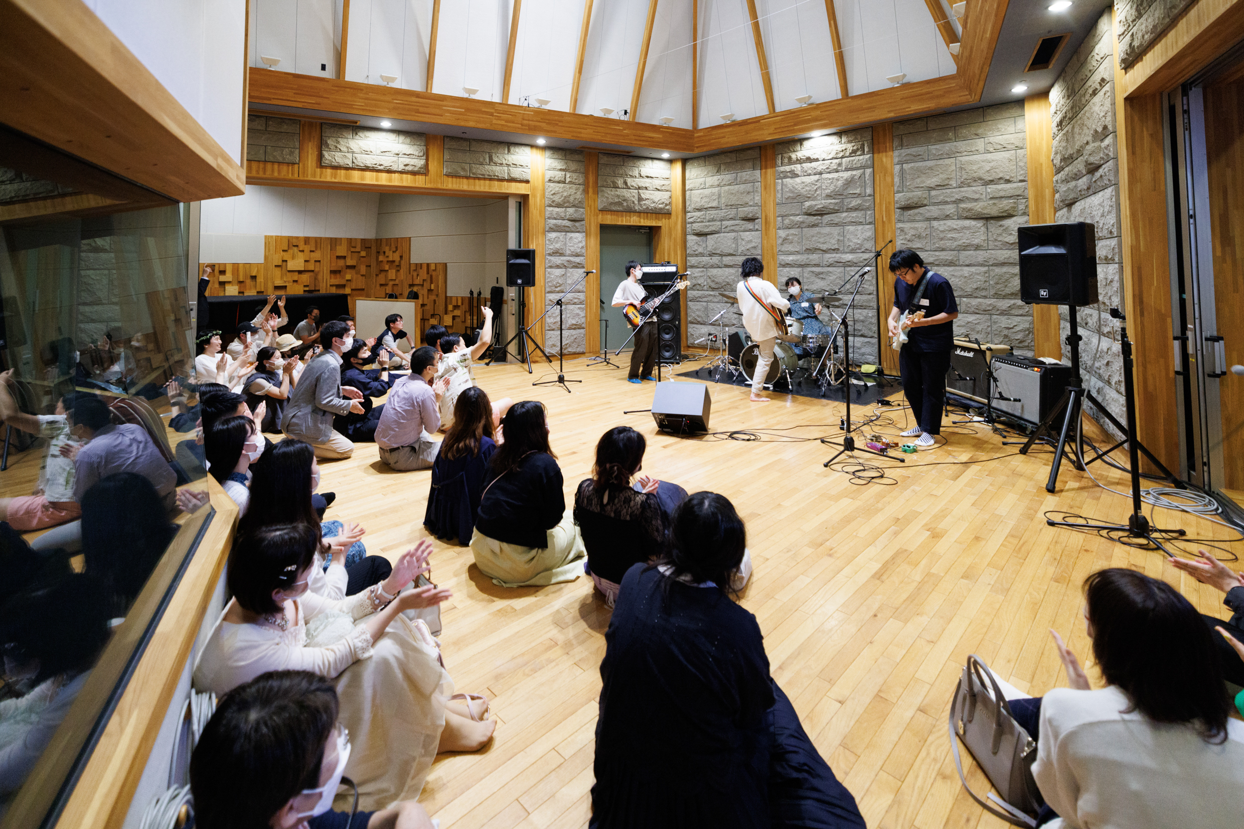 オプションでスタジオを貸切ってミニライブイベントも